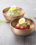 속이편한 [미루밭 냉면] 쌀과 밀을 황금비율로 반죽했어요 / 식이섬유 풍부한 새싹보리와 시금치 반죽 / 동치미 육수로 깊고 시원 / 감칠맛의 전통... 