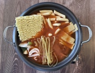 [인생떡볶이] 즉떡살롱 by제이키친 즉석 국물떡볶이 3인분 모듬사리 밀키트 캠핑용 가정용 : 미식셔틀