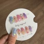 수제 귀여운 달콤한 중간 크기의 가짜 네일 프레스 네일 레인보우 캔디 디자인 재사용 가능한 아트 팁 접착식 네일 파일 세트 10 개... 