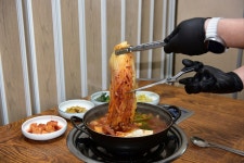 [50년 전통] 대우정 국내산 생고기 김치찌개 밀키트 2인분 캠핑 혼술 집밥 맛집 : 서울역 대우정