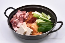 [50년 전통] 대우정 국내산 생고기 김치찌개 밀키트 2인분 : 서울역 대우정