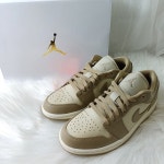 나이키 스니커즈 에어 조던 1 로우 W 라탄 세일 데저트 카모 : 더 포르투나