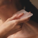 두꺼운 크리스탈 석영 스톤 Gua a 보드 천연 얼굴 미용실 선물 어머니의 날 개인 관리 도구 마사지 빗 : 스마트랩팩토리구대10