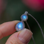 블루 문스톤 매듭 목걸이 : 돌과실타래