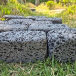 현무암 벽돌 디자인 담장 바닥 화산석 정원석 화단 전원주택 실내 마당 굴림 10x20x5 : 레드조경