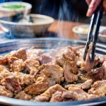 두꺼비숯불생갈비 수제 마늘 양념돼지갈비 캠핑고기 밀키트 왕구이 국내산 냉장 한돈 : 두꺼비셰프