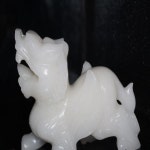 중국 Fengshui 천연 백옥 손으로 조각한 파이 슈 고대 유니콘 동상 2390 : 제케물산