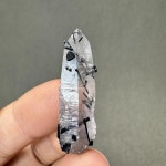 4g 천연 나미비아 블랙 토르말린 및 크리스탈 공생 광물 표본 + 치유 석영 돌 : 제케물산