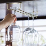 소로 에센셜 - 16인치 유리 걸이식 스템웨어 랙 황동 도금 세트 2인용 와인잔 걸이 선반 캐비닛 아래에 있는 와인 홀더 수납용 주방 바 또는... 