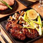 [국내산 한우] 육즙가득! 한우와 한돈으로 만든 못난이 스테이크 1팩 + 1팩 : 욜로부로