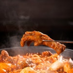 [닭발앤순대볶음] 국내산 통뼈 매운 국물닭발 캠핑 밀키트 안주 맛집(3인분 1500g) : 닭발앤순대볶음