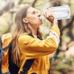 맥스닷 4팩 1L 접이식 여행용 물병 클립 33온스 투명 워터 파우치 용기 가방 포함 : 하울샵몰