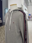 타미힐피거 긴팔 쭈리 로고 후드 티셔츠 09T4256 004 그레이 : 세이브존 전주 L.SHOP