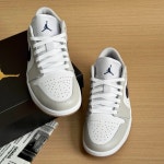 [매장판100%국내] 나이키 조던 1 로우 화이트 뉴트럴 그레이 553558-146 : 골든핏