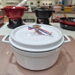 [스크래치 상품] 스타우브 원형꼬꼬떼 24cm 소로베로즈/ ST10924131 : 롯데파주 헹켈