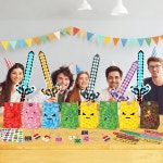 MinFyberd 60pcs 픽셀 파티 선호 컬러풀한 비디오 게임 종이 선물 가방 풍선 소드 슬랩 팔찌 열쇠고리 스티커 마이닝 생일 용품 활동 키트... 