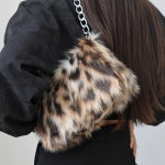 H6881 플러시 겨울 숏헤어 은장체인 미니백 숄더백 퍼 토트백 레오파드 털가방(3/C) : ROSY CABINET