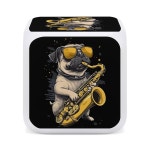 색소폰 퍼그 도그 재즈 음악 패션 디지털 야간 조명 알람 7색 온도계 LED 시계 : 옥지라