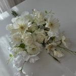 화이트 장미 리시안셔스 조화 부케 - 웨딩촬영 해외스냅 부케 : 피오리레 플라워