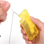 자동실끼우기 자동실꿰기 끼우는 실기우개 바늘끼우기도구 꿰기 바늘에 자동 바늘귀 바늘실꿰기 바늘실끼우개 실 끼우개 바늘끼우개 : 콰이트마켓