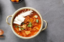 도깨비 김치찌개 국내산 돼지고기 캠핑 음식 밀키트 명품 김치찜 500g : 도깨비프렌즈
