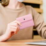 12개의 독립적인 양면 소매가 있는 여성용 퍼닌크레아 신용카드 홀더 인조 가죽 카드 케이스 스냅이 지갑 컴팩트 지갑(핑크) Black : 딜브릿지샵