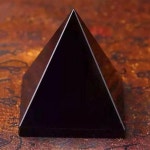 천연 크리스탈 Schungite 블랙 피라미드 타워 에너지 석영 Reiki 돌 치유 Fengshui 명상 장식 : 가원유통02