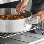 소로 에센셜 - 25 Qt 헤비 듀티 브레이저 팬 커버 둥근 평평한 조리 표면, 심지어 가열 조리기구까지 갖추고 있어 볶음 스튜 요리에 완벽합니다... 