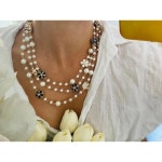 파티나 일상적인 룩을 위한 디자이너 영감의 플라워 보우 매력이 담긴 여성용 패션 주얼리 우아한 레이어드 진주 목걸이 성명서 : ANS마켓