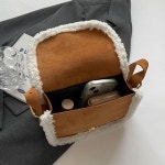 H3375 스웨이드 무스탕 퍼 숄더백 어깨끈 조절 귀여운 금장 트렌디 양털가방(2/C) : ROSY CABINET