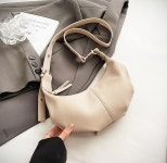 반달 가죽 크로스백 (2컬러) : 주식회사 마루인터내셔널