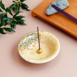아사유 스틱용 일본산 소형 향 홀더 4.88인치(124mm), 일본산 전통 세라믹 재 캐처 및 황동 향로 세트 - 연한 주황색 Blue : 클리어베이샵