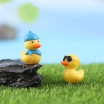 안경을 쓴 여행 미니 오리 귀여운 미니어처 인형 야구 모자를 쓴 노란색 오리 마이크로 장식 홈 장식 카와이 : 파크상사.