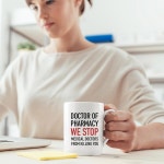 약국 박사 우리는 의사 약사 기술자 학생 재미있는 세라믹 커피 머그잔 11온스 화이트 노벨리티 음료웨어를 중단합니다 11 oz : 노블스토어1