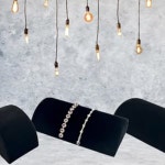 RJ는 블랙 벨벳 하프 문 팔찌 홀더 스탠드, 팔찌, 뱅글 또는 목걸이 컬렉션용 주얼리 디스플레이 램프, 사이즈 3x5x2.5인치(76x127x63mm) 및... 