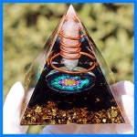 6CM 에너지 생성기 Orgone 피라미드 구리 와이어는 크리스탈 포스트 주위에 감겨 있습니다. Orgonite 피라미드 Emf 보호기 : 베뜨몽