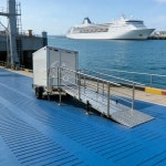 장애인용 임시 화장실 솔루션 경사로와 손잡이가 있는 야외 이동식 접근 가능 트레일러 : 아지랑이이