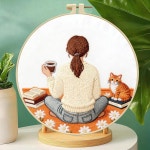 초보자를 위한 젠칭 커피걸 자수 키트, 20cm 후프와 실이 있는 29x29cm 원단, 홈 데코를 고양이와 함께하는 아늑한 독서 장면 (C0188)... 
