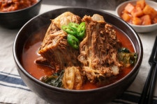 할매 가마솥 뼈해장국 1kg 국내산 우거지 듬뿍 살가득! : 믿지육