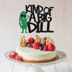 일종의 빅 딜 케이크 토퍼, 피클 오이 생일 축하 케이크 장식, 남자 여성을 위한 과일 재미있는 생일 파티 장식 : 룰라영