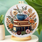 초보자를 위한 진칭 도서, 꽃 & 찻잔 자수 키트, 사전 인쇄된 29x29cm 면 원단, 20cm 후프, 아늑한 독서 장면 (C0208) : 나스토어공사