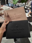 케이트스페이드 케이트스페이드 지아 라치몬트 에비뉴 로고 클러치 2컬러