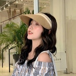 여자 여름 휴가 여행 신혼 바닷가 밀짚 모자