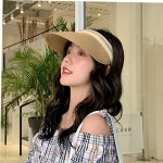 여자 여름 휴가 여행 신혼 바닷가 밀짚 모자