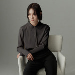 리이 WIDE COLLAR PLEATED BLOUSE DY3537952