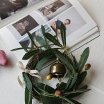 현관이나 문에 걸어 장식하는 올리브 리스 도어벨 소