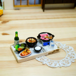미니미소 미니미소 지글지글 삼겹살 세트 삼겹살 모둠쌈 김치 된장찌개 밥 숟가락 젓가락 술병 술잔 물잔 바닥 미니어처 소품 장수막걸리 1개