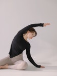 뮤토웨어 베리 프릴 커버업 필라테스복 여성 요가복 상의 필라테스옷 필라테스 상의 티셔츠