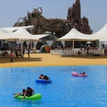 플라스틱 썬베드 야외 비치 등받이조절 팔걸이의자 휴양지 선베드 비치체어 플라스틱의자 체어 개별 빨간 우산 바닥