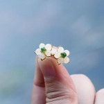 자연주의 재스퍼 백옥 꽃잎 스터드귀걸이